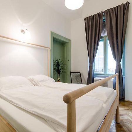 B63 2 Bedroom Apartment In Heart Of City Budapest Eksteriør billede