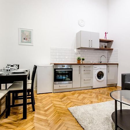 B63 2 Bedroom Apartment In Heart Of City Budapest Eksteriør billede