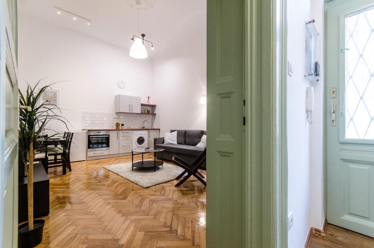 B63 2 Bedroom Apartment In Heart Of City Budapest Eksteriør billede