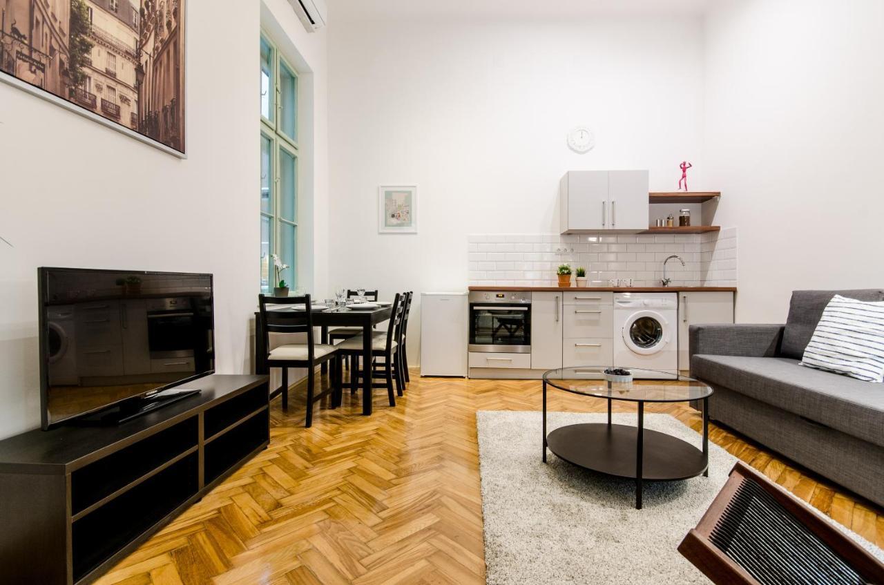 B63 2 Bedroom Apartment In Heart Of City Budapest Eksteriør billede
