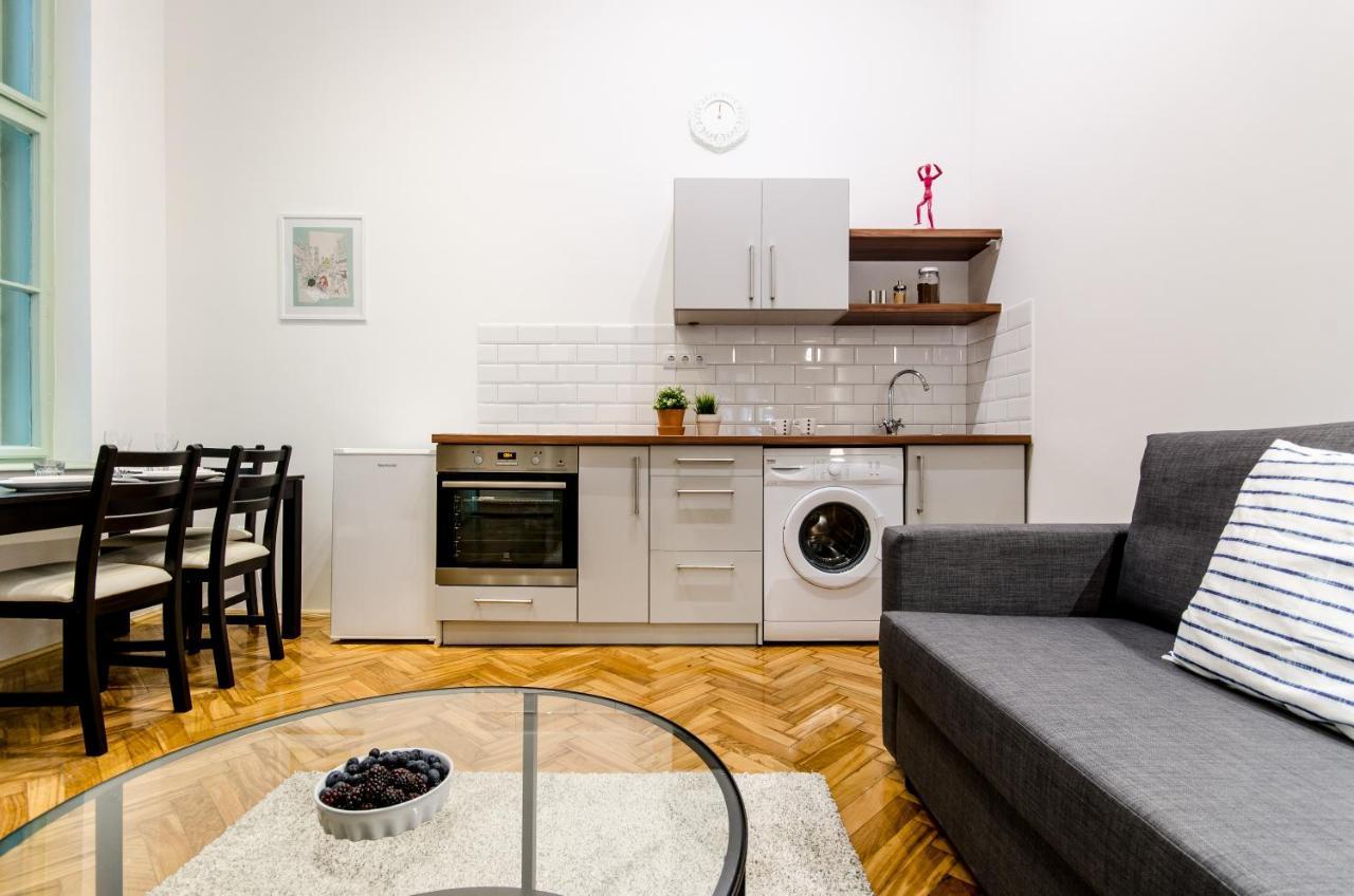 B63 2 Bedroom Apartment In Heart Of City Budapest Eksteriør billede