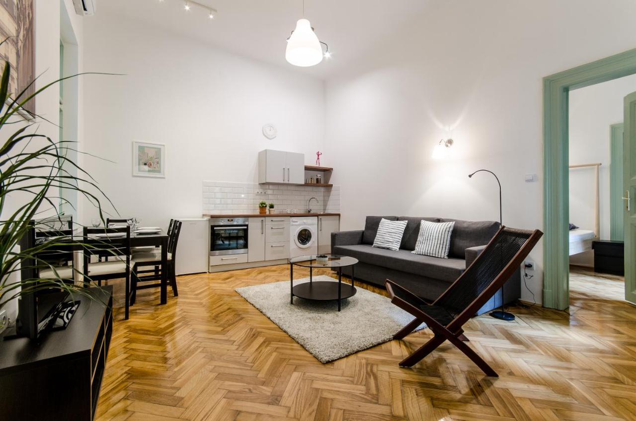B63 2 Bedroom Apartment In Heart Of City Budapest Eksteriør billede